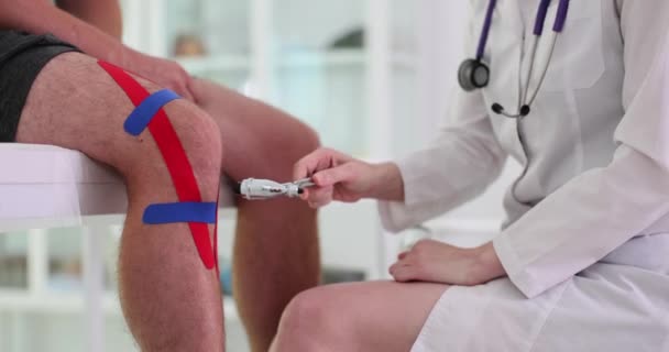 Medico Infermiere Applica Nastro Kinesio Ginocchio Del Paziente Proteggere Articolazioni — Video Stock