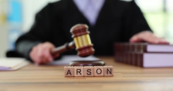 Word Arson Judge Banging Gavel Court Judicial Practice Arson — Stock Video