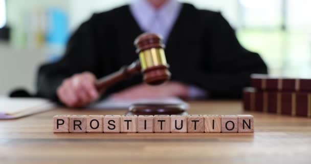 Szóprostitúció Bíró Kalapács Döngetése Bíróságon Részvétel Prostitúcióban — Stock videók
