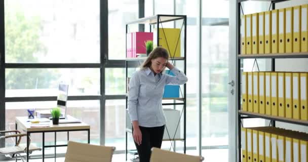 広報担当者は仕事を検討している オフィスの周りを歩いているストレスの強い女性 — ストック動画