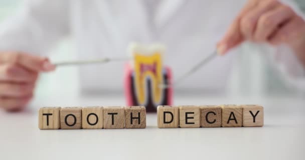 Dentysta Pokazuje Sztuczny Ząb Instrumenty Dentystyczne Słowo Próchnica Zęba Ubytki — Wideo stockowe