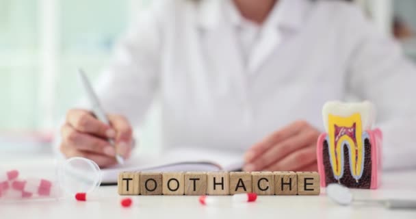 Tandarts Tandheelkundig Implantaat Schrijft Een Recept Voor Tabletten Voor Kiespijn — Stockvideo