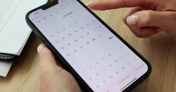 비즈니스 여성은 스마트 화면을 가리키고 앱에서 캘린더를 확인합니다 화면에 프로그램 — 비디오