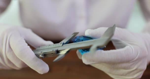 Medindo Diamante Azul Nas Mãos Gemologista Joalheiro Mede Diâmetro Pedras — Vídeo de Stock