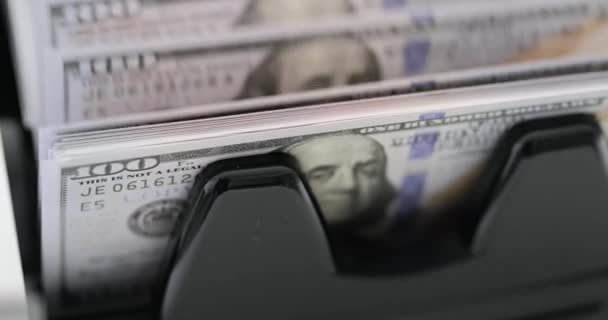 电子货币柜台算上100美元的美国钞票 利润和金融投资 — 图库视频影像