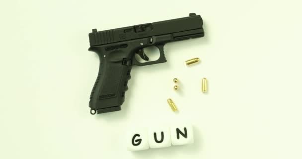 枪枝和子弹 黑色手枪 白色背景隔离 处理武器时的安全规则 — 图库视频影像