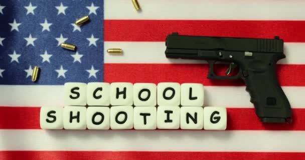 Bandera Estados Unidos Con Palabra Escuela Tiro Pistola Asesinato Violencia — Vídeos de Stock
