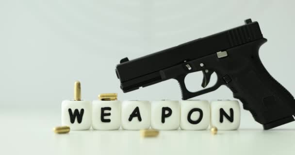 Schwarze Pistole Mit Kugeln Und Dem Wort Waffe Schusswaffen Und — Stockvideo