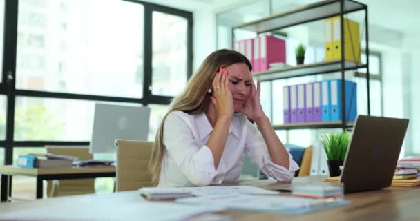 Affärskvinna Upplever Fruktansvärd Fysisk Stress Jobbet Affärskvinna Med Huvudvärk Sitter — Stockvideo