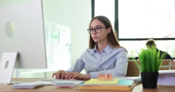 オフィスデスクのビジネス女性インターン学生は 請求書の有料またはエラーに感銘を受けたコンピュータで オンライン関係を明らかにしたり 電子メールでショックを受けたり — ストック動画