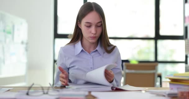 Kadını Ofisteki Yerinde Günlük Sayfalarını Karıştırıyor Planlama Gündemleri Için Ajanda — Stok video