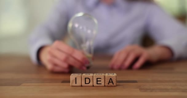Podnikatelka Drží Kanceláři Žárovku Šetřit Energií Hledat Kreativní Podnikatelské Nápady — Stock video