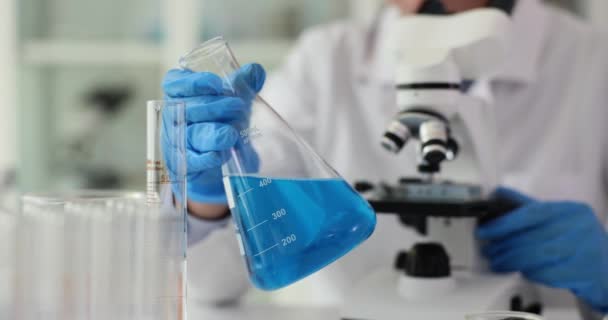 Wetenschapper Met Een Flesje Lichtblauwe Vloeistof Het Laboratorium Giftig Giftig — Stockvideo