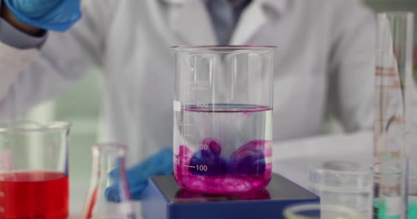 Primer Plano Científico Goteando Líquido Púrpura Frasco Con Disolvente Investigación — Vídeos de Stock