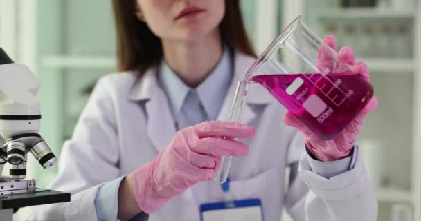 在实验室的特写镜头中与紫色样品一起工作的科学家 有毒液体的研究 — 图库视频影像