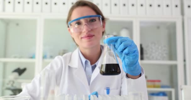 Chemiker Arbeitet Labor Und Überprüft Die Qualität Von Mineralölprodukten Empfehlungen — Stockvideo
