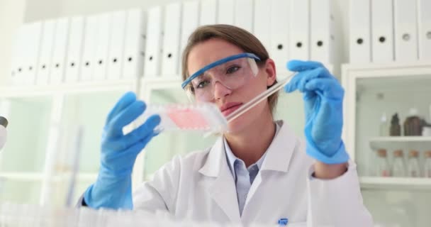 Scienziato Esposizione Esperimento Scientifico Con Provetta Contenente Liquido Rosa Laboratorio — Video Stock