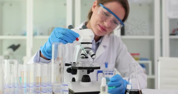 Naukowiec Zrzuca Próbkę Płytkę Petriego Mikroskopem Laboratorium Badania Toksycznych Płynów — Wideo stockowe