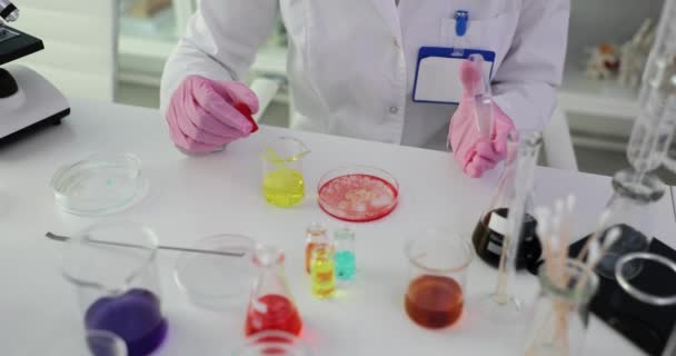 Científico Deja Caer Líquido Amarillo Pipeta Matraz Petri Con Sustancia — Vídeos de Stock