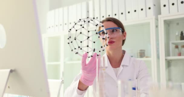 Forskare Kemist Och Rund Molekyl Kemiskt Laboratorium Metoder För Att — Stockvideo