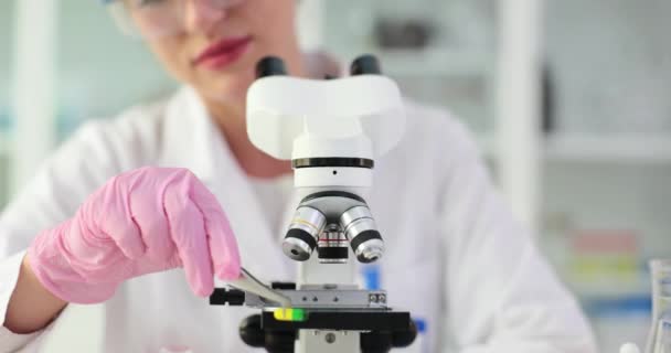 실험실에서 합성을 화학자 화학자는 현미경에 검사합니다 — 비디오