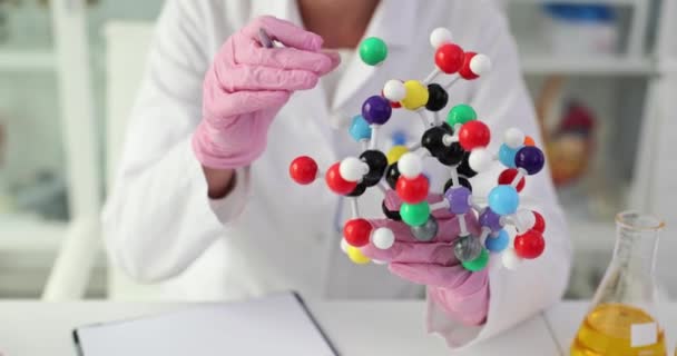 Forskare Kemist Biolog Håller Molekylen Kemiskt Laboratorium Vetenskaplig Utbildning Och — Stockvideo