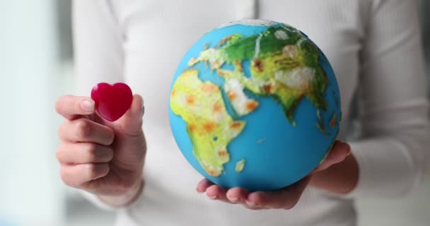 Nőnek Földgömbje Vörös Szíve Van Közelről Szeretet Segítség Világban — Stock videók