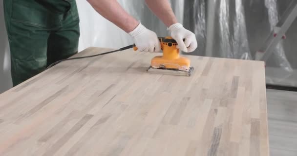 Homem Carpinteiro Polir Placa Parquet Com Lixadeira Orbital Processamento Madeira — Vídeo de Stock