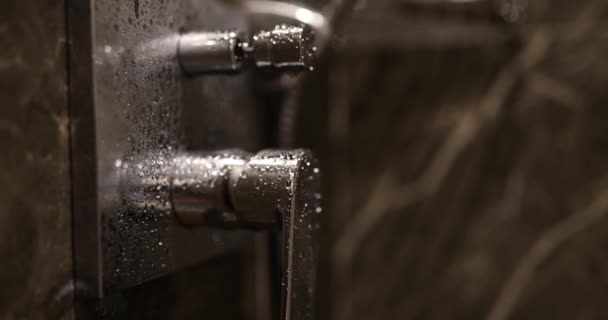 Verchroomde Metaalmenger Voor Warm Koud Water Muur Kraan Met Waterdruppels — Stockvideo