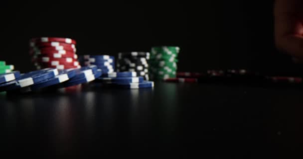 Herní Žetony Kostky Stole Hrací Žetony Pro Sázení Hazardních Hrách — Stock video