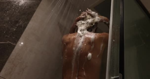 Frau Wäscht Sich Die Haare Und Duscht Hause Weibliche Hygiene — Stockvideo