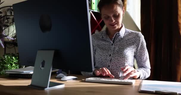 Vrouwenmanager Werkt Computer Werkplek Online Communicatieconcepten Chatten Met Een Zakenpartner — Stockvideo