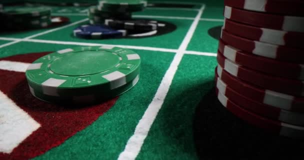 把轮盘赌筹码放在桌上 在赌场玩 — 图库视频影像