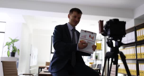 Představení Statistik Analytikovi Dat Obchodnímu Bloggerovi Nadšený Muž Prezentující Finanční — Stock video