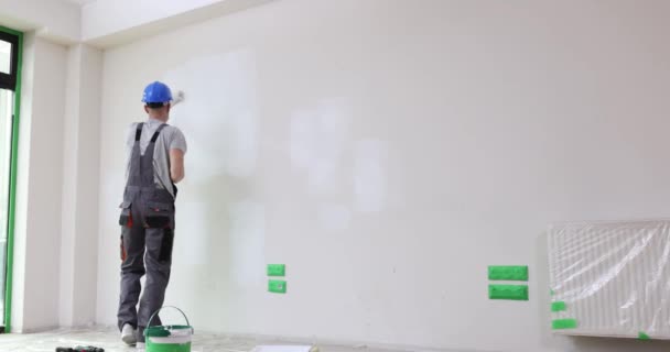 Malířské Práce Stavitel Maluje Stěny Malířské Barvy Stěnu Bílou Barvou — Stock video