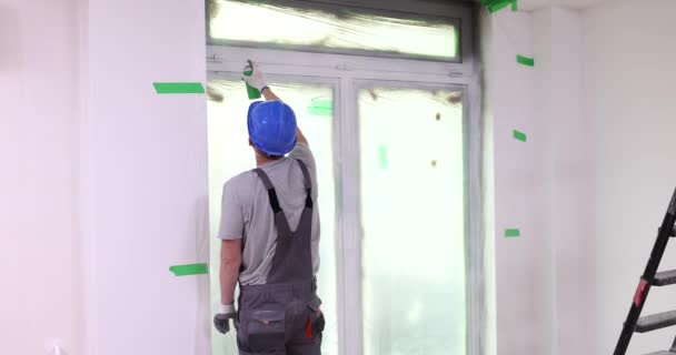 Nşaatçı Beyaz Sprey Boyayla Pvc Pencereler Boyuyor Kutularda Boya Vernik — Stok video