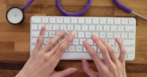 Mano Del Médico Terapeuta Femenino Utiliza Teclado Computadora Telemedicina Atención — Vídeos de Stock
