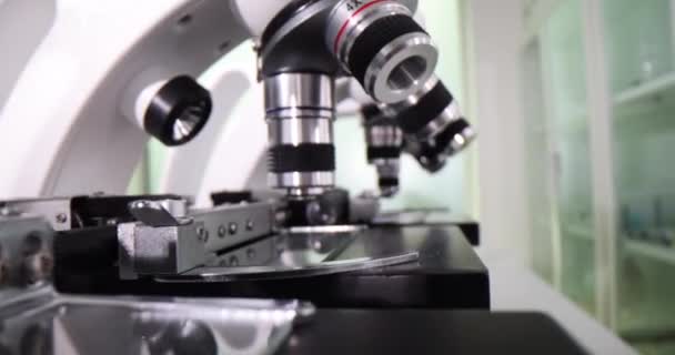 Banyak Mikroskop Atas Meja Dalam Penutupan Laboratorium Kimia Ilmu Pengetahuan — Stok Video