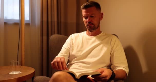 Muž Sedí Křesle Čte Knihy Čtení Koníčku Vzdělání — Stock video