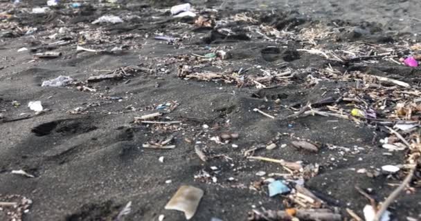 Czarny Piasek Wypełniony Plastikową Plażą Śmieci Zanieczyszczone Środowisko Naturalne — Wideo stockowe