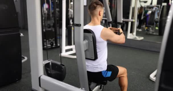 Άντρας Αθλητής Τραβάει Μηχάνημα Στο Γυμναστήριο Εκπαίδευση Bodybuilder Και Την — Αρχείο Βίντεο