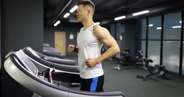 Atleta Sexo Masculino Treinando Esteira Aptidão Desportiva Saúde — Vídeo de Stock