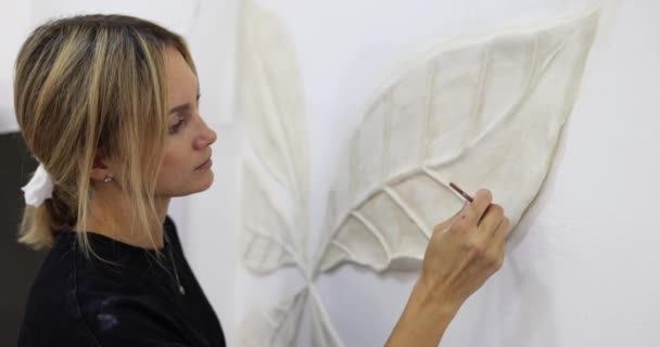 Master Designer Mulher Desenha Baixo Relevo Folhas Gesso Para Decorar — Vídeo de Stock