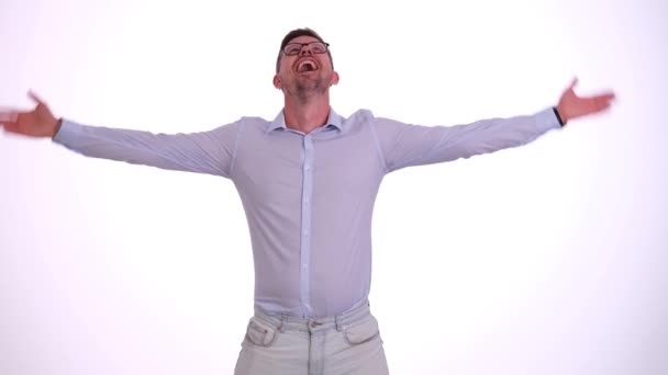 Aufgeregter Mann Hebt Jubelnd Die Hände Und Drückt Positive Emotionen — Stockvideo