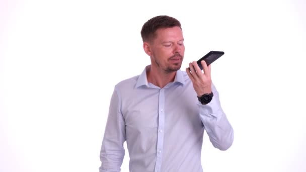 Seriös Man Pratar Att Hålla Trevliga Samtal Högtalartelefon Distans Dela — Stockvideo