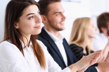 Bir grup insan ile gülümseyen güzel kadın portre seminer boyunca dikkatlice dinle. Çalışma olay istemci konuşma iş müşteri destek servisi davasını mahkeme lideri performans kavramı