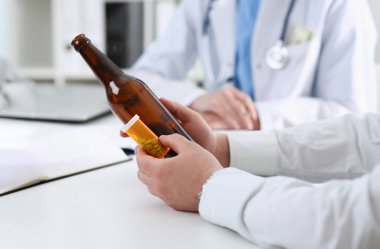 Alkolik doktor Resepsiyon ofis portre elinde boş şişe tutun. Keder ve umutsuzluk sarhoş değişiklik hayat sarhoşluk yaşam tarzı itidal ve ölçülü olmak kötü alışkanlık bağımlılığı kavramı