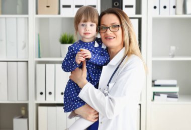 Küçük çocuk ile anne çocuk doktoru resepsiyonda. Fiziksel sınav şirin bebek portre bebek yardım sağlıklı yaşam koğuş çocuk hastalık klinik test yüksek kalite ve bebek yuvarlak