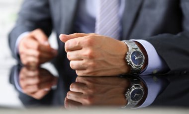 Takım elbiseli adam ve zaman kontrol Gümüş Kol saati closeup kravat. Atık dakika modern dakik yaşam tarzı başlangıç acele iş fikir geçen ikinci clockwork hassas kavramı