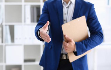 Neşeli adam Merhaba ofis portre olarak teklif el el. Ciddi mükemmel umudu dostu destek servis giriş veya teşekkürler Şükran davet kavramı katılmak için jest